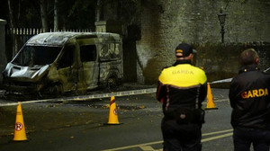 Feuerwerkskörper gegen die Polizei: Proteste gegen Migranten in Irland eskaliert