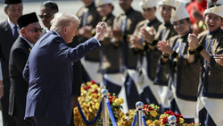 Ankunft in Malaysia: Trump legt spontane Tanzeinlage hin