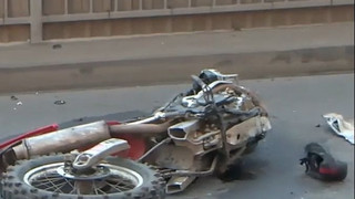 Schwerer Motorradunfall in Heidelberg – Fahrer stürzt metertief von Brücke