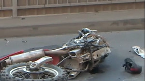 Schwerer Motorradunfall in Heidelberg – Fahrer stürzt metertief von Brücke