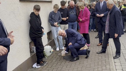 Bundespräsident auf Knien: Steinmeier reinigt Stolpersteine