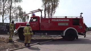 Feuer im Recyclinghof: Oldtimer hilft bei Löscharbeiten