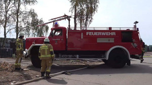 Feuer im Recyclinghof: Oldtimer hilft bei Löscharbeiten