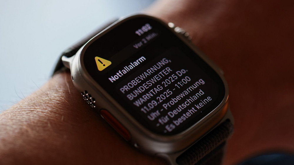 Wenn jemand eine WarnApp installiert hat, bekommt er per Mobilfunk gleich zweimal einen Hinweis auf den Probealarm - per Cell Broadcast und über die App.