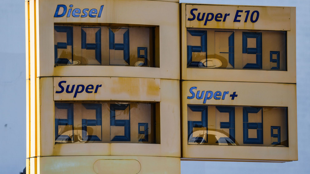 Anzeigetafel an einer Tankstelle