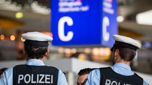 Bier statt Bombe im Becher: Mann verpasst Flug wegen Scherz