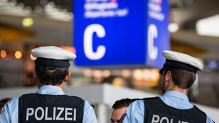 Bier statt Bombe im Becher: Mann verpasst Flug wegen Scherz