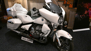 Signiertes Papst-Motorrad versteigert - Aktion von Jesus Bikern