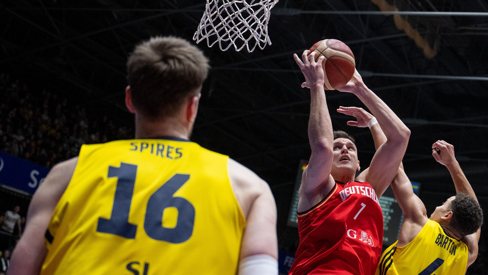 Deutschlands Johannes Voigtmann (M) setzt sich gegen Schwedens Charles Barton (r) und Nicholas Spires (l) durch.