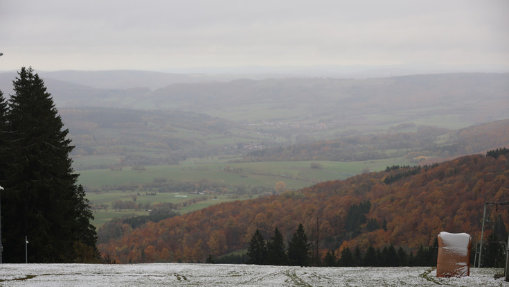 Kurzer Wintereinbruch: Erster Schneemann auf der Wasserkuppe