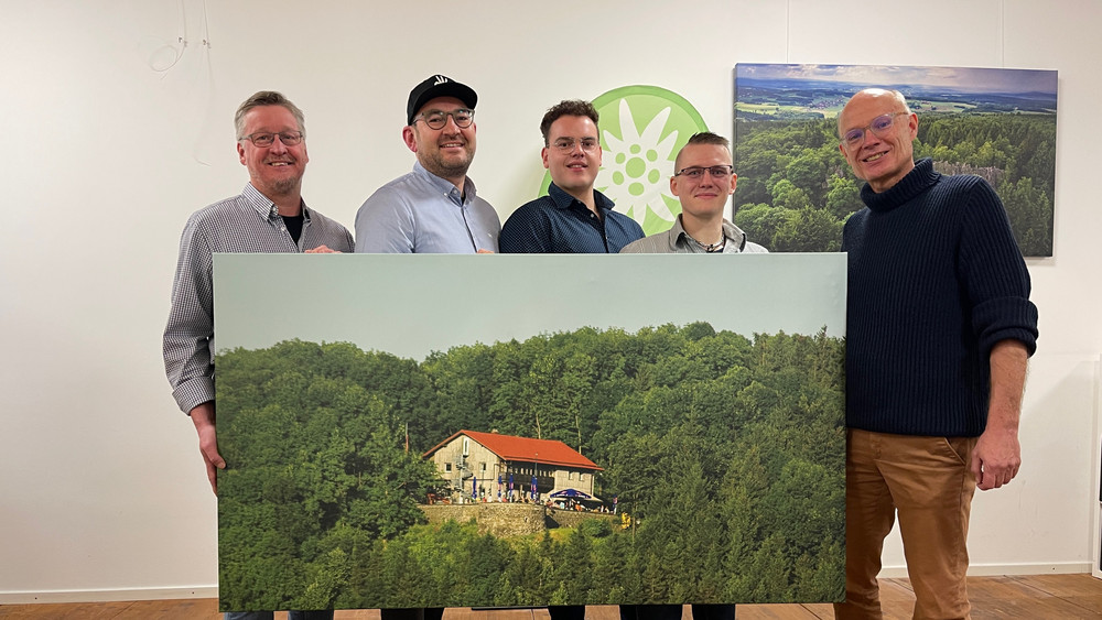 Michael Rutkowski, 1. Vorsitzender der DAV Sektion Fulda, Patrick Bohl, Maximilian Harth, René Stolz, Richard Hartwig, Projektteamleiter Enzianhütte der DAV Sektion Fulda. 