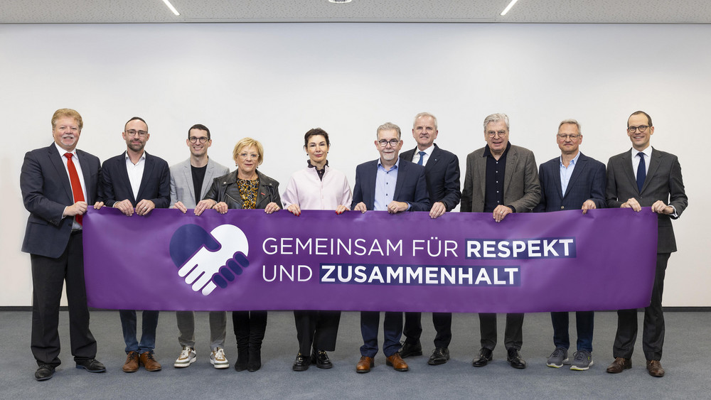 Stehen hinter dem Aufruf „Gemeinsam für Respekt und Zusammenhalt“ (von links): Christoph Schwab (Deutsches Rotes Kreuz Fulda), Manuel Weisbecker (Knettenbrech + Gurdulic), Michael Konow (Industrie- und Handelskammer Fulda), Gabriele Leipold (Kreishandwerkerschaft Fulda), Tanja Kropp (Mediana), Martin Heun (RhönEnergie Fulda), Dr. Thomas Menzel (Klinikum Fulda), Manfred Baumann (Arbeitgeberverband Osthessen), Dr. Rüdiger Hacker (Herz-Jesu Krankenhaus Fulda) und Stadtbaurat Daniel Schreiner. 