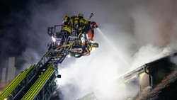 Transporter-Brand in Mücke: Fensterscheibe zerspringt