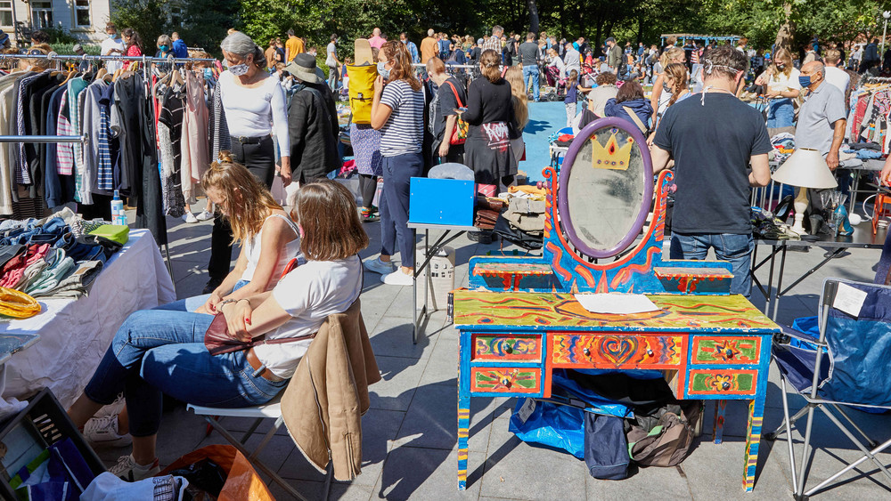 Flohmärkte in Hessen: Menschen stöbern und verkaufen auf dem Flohmarkt an Ständen