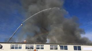 Großeinsatz in Dautphetal-Friedensdorf: Lagerhalle steht in Flammen