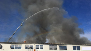 Großeinsatz in Dautphetal-Friedensdorf: Lagerhalle steht in Flammen