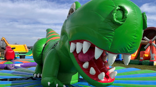 Hüpfburgenspaß in Fuldatal: Zehn Meter hohe Vulkanhüpfburg