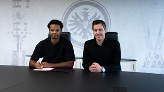 Eintracht stattet Talent Etse mit Profivertrag aus