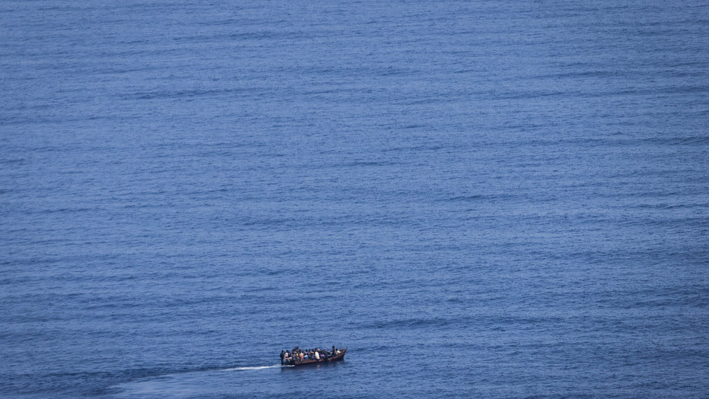 Ein Flüchtlingsboot fährt über das Mittelmeer - für viele Menschen enden die Fahrten allerdings mit dem Tod. 