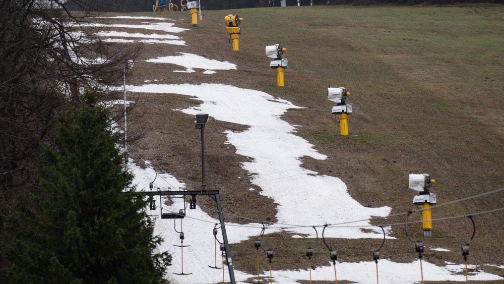 Mitte Januar liegen nur noch Schneereste auf der Abfahrtspiste "Sonnenlift" im Skigebiet Willingen.