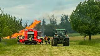 Meterhohe Flammen in Langenselbold: Landwirt hilft Feuerwehr
