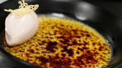 Dessert-Klassiker neu gedacht: Crème brûlée mit Rharbarbersorbet