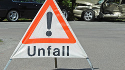 Unfall auf A44 bei Breuna: Laster prallt gegen Pannenauto