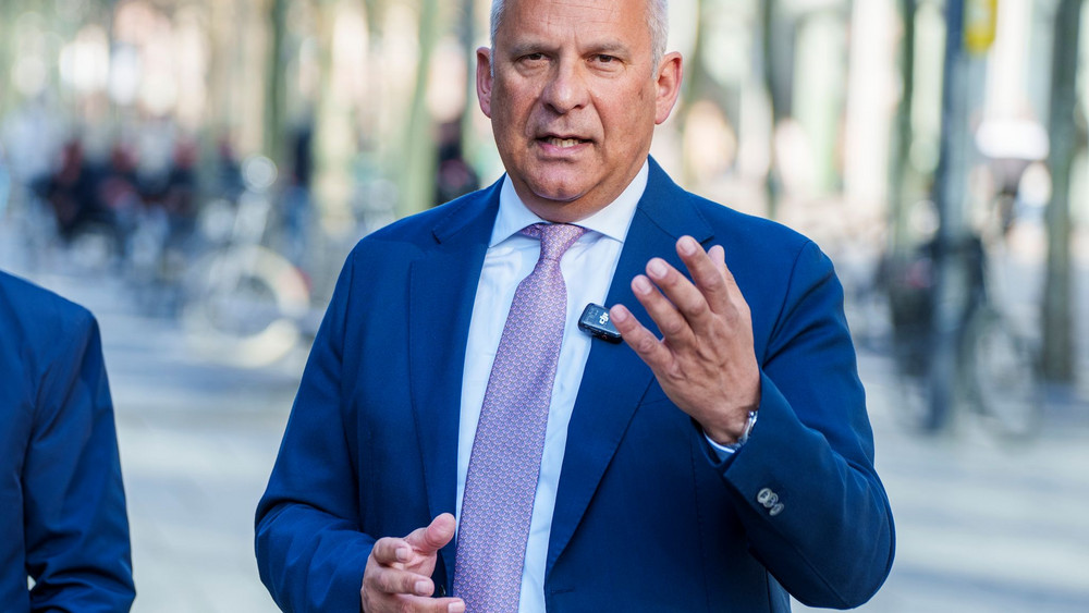 Roman Poseck (CDU), Innenminister von Hessen, hofft im Gerichtsstreit um die hessische AfD auf eine zweitinstanzliche Entscheidung «in überschaubarer Zeit». (Archivbild)