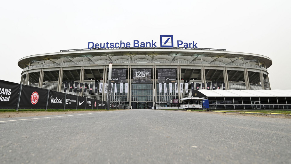 Bei den Heimspielen von Eintracht Frankfurt finden künftig mehr als 60.000 Fans Platz. (Archivbild)