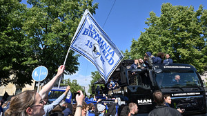 Arminia Bielefeld-Fans feiern DFB-Pokalfinalisten