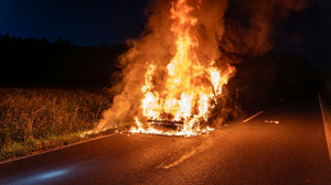Feuerwehr-Einsatz in Langenselbold: Geländewagen brennt komplett aus