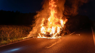 Feuerwehr-Einsatz in Langenselbold: Geländewagen brennt komplett aus