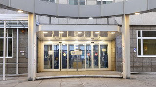 Frau mit 60 Messerstichen getötet - Mordprozess in Frankfurt beginnt