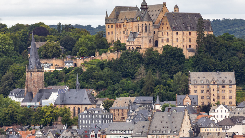 Das Marburger Schloss thront über der Stadt und dem Behring-Campus mit seinen verschiedenen Pharma-Firmen. Jetzt geht hier die Angst vor Jobabbau um.  