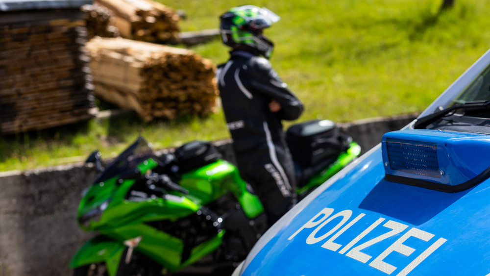 Ein 24-Jähriger Motorradfahrer rast mit 140 km/h durch Mannheim, wo eigentlich nur 50 km/h erlaubt sind. Die Polizei nahm die Verfolgung auf und beschlagnahmte den Führerschein sowie das Motorrad des Rasers.