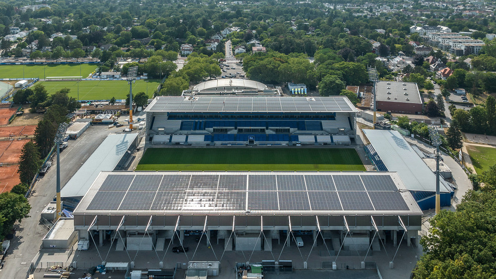 Ab jetzt werden erneuerbare Energien auf den Dächern des Merck-Stadions entstehen. 