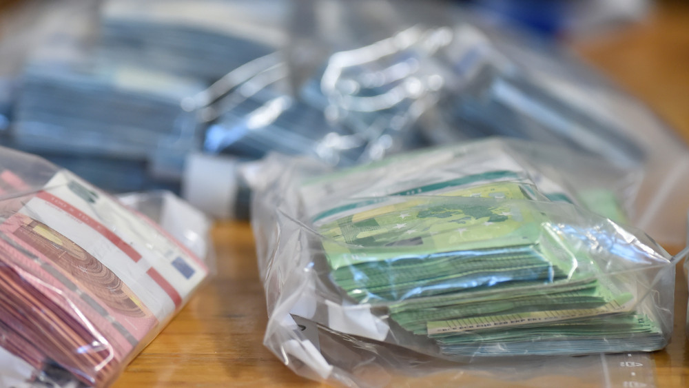 Unter dem Beifahrersitz fanden die Polizisten 27.000 Euro.