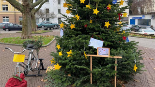 Weihnachtsbaum mit Fahrradantrieb auf dem Wesertorplatz Kassel