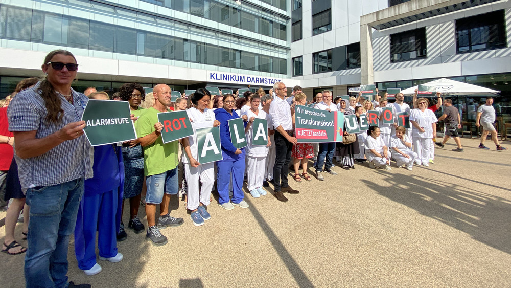 Protest von Beschäftigten und Geschäftsführung vor dem Klinikum Darmstadt.