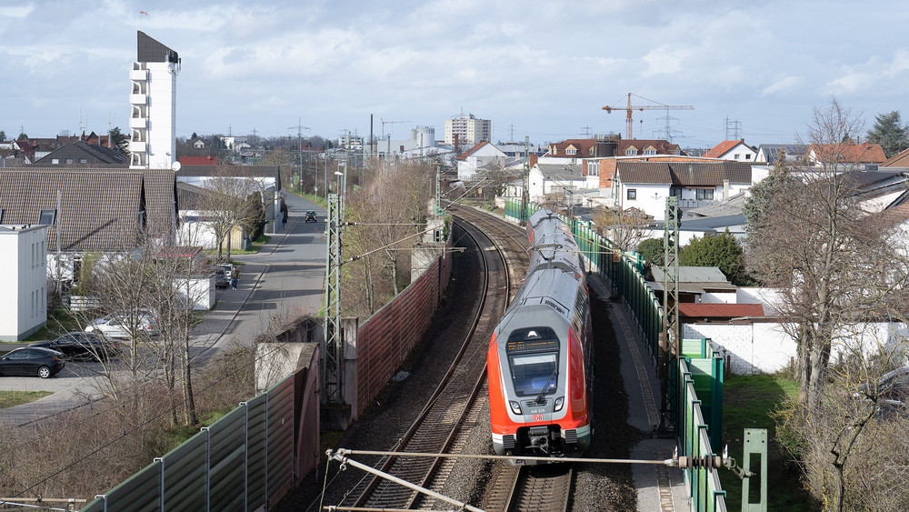 Ein Regional-Express fährt auf der Riedbahn genannten Bahnstrecke Mannheim-Frankfurt am Bahnhof Lampertheim. Im Sommer 2024 startet die Generalsanierung der Strecke zwischen Frankfurt/Main und Mannheim.