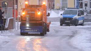 Schnee und Regen auf gefrorenem Boden: Wetterdienst warnt vor glatten Straßen