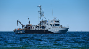 Deutsches Minenjagdboot fährt los
