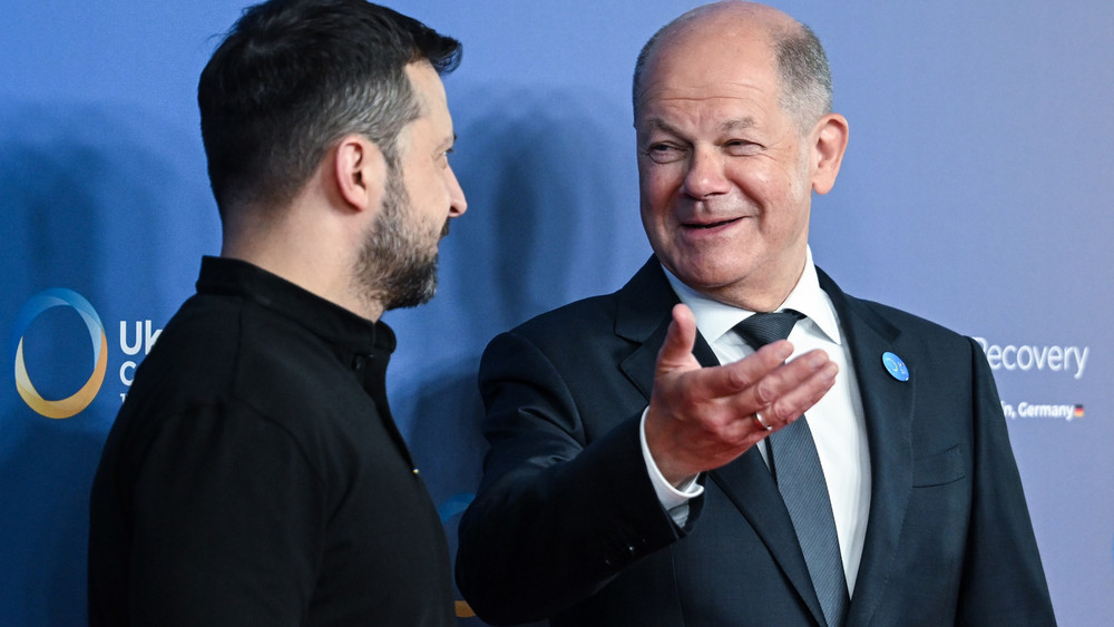 Bundeskanzler Olaf Scholz (SPD, r) mit dem ukrainischen Präsidenten Wolodymyr Selenskyj im Juni in Berlin. Am Nachmittag wird Selenskyj zu einem Besuch in Frankfurt erwartet.