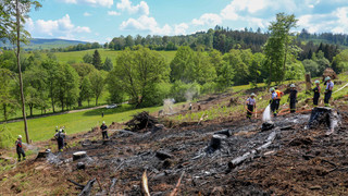 Brand an einem Hang in Gersfeld: 30 Einsatzkräfte bekämpfen Feuer