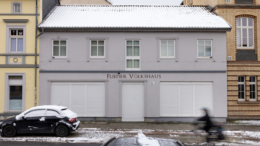 Für Ermittlungen gegen die Neonazi-Kampfsportgruppe "Knockout 51" haben rund 200 Beamte Wohnräume und andere Objekte in Thüringen und Hessen durchsucht. Darunter in Eisenach den Szene-Treffpunkt "Flieder Volkshaus".