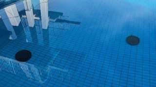 Vandalismus im Freibad Seligenstadt: Gullydeckel im Schwimmbecken