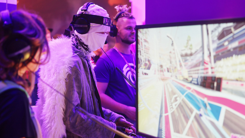 Messebesucher testen ein Computerspiel. Im vergangenen Jahr haben mehr als 265.000 Spiele-Fans auf der Gamescom in Köln. In diesem Jahr könnten es mehr werden. Das Angebot ist - laut Veranstalter - so groß wie nie.