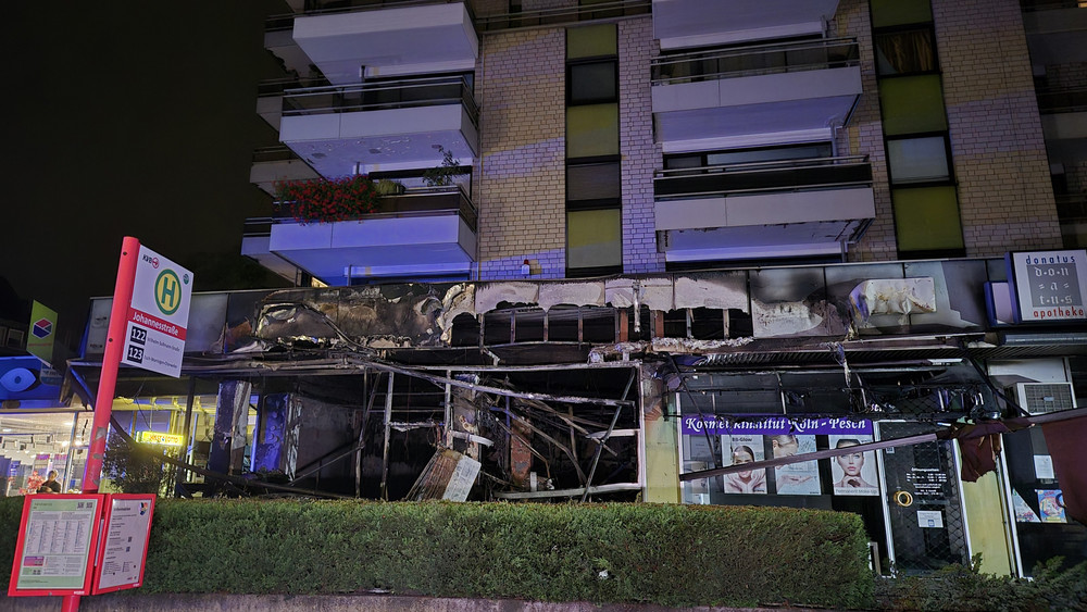 Ein Bild der Verwüstung: Die zerstörte Fassade der Ladenzeile mit Wohnhaus. Nach einer Explosion ist ein Café im Erdgeschoss eines Mehrfamilienhauses in Köln vollständig ausgebrannt.