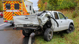 Zwei Autos kollidieren auf B27 zwischen Fulda und Petersberg