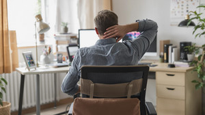 Rückenschmerzen im Homeoffice oder Büro? Diese Übungen helfen dir.